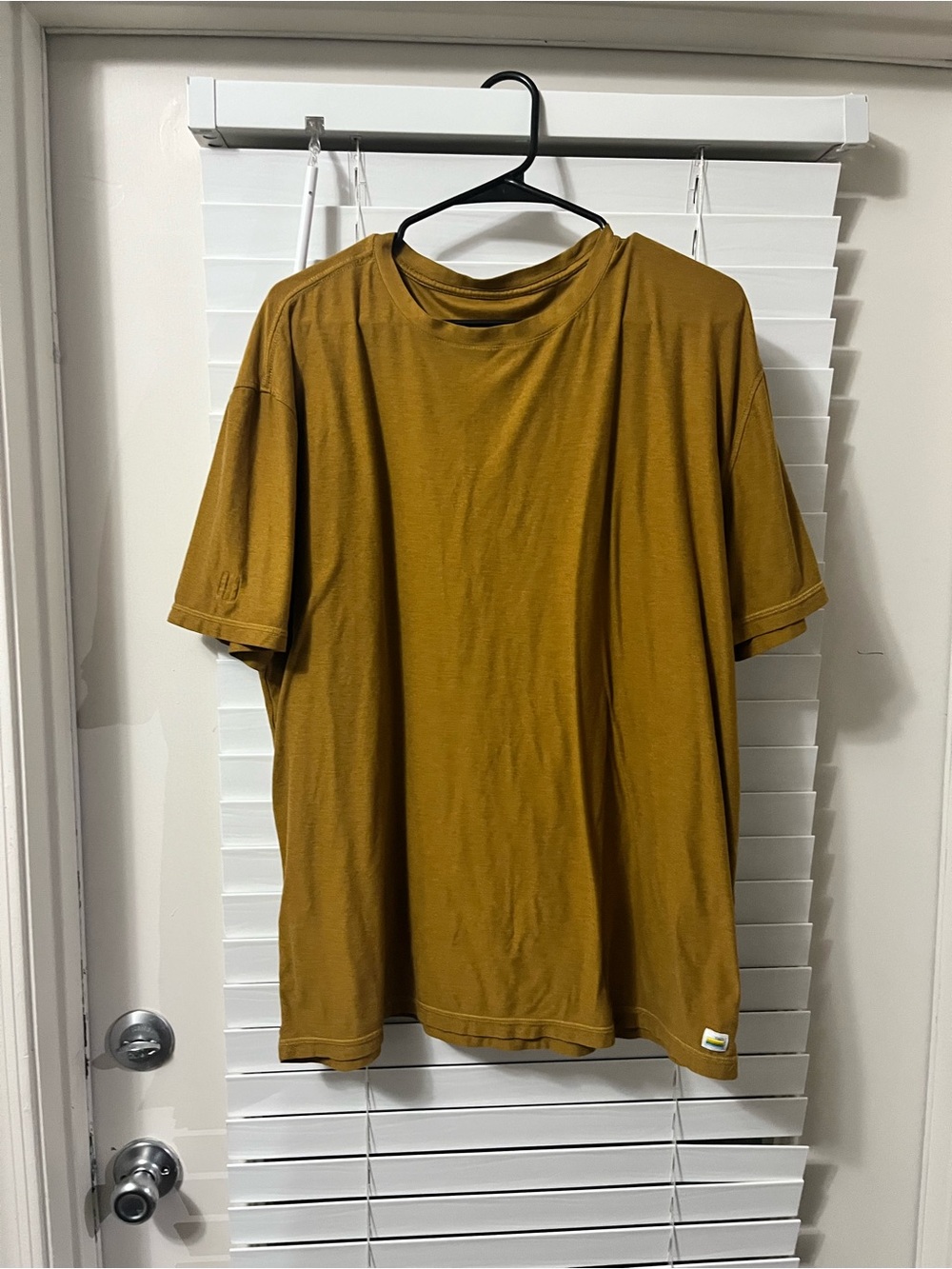 Vuori Men's Short-Sleeve Tee in Mustard